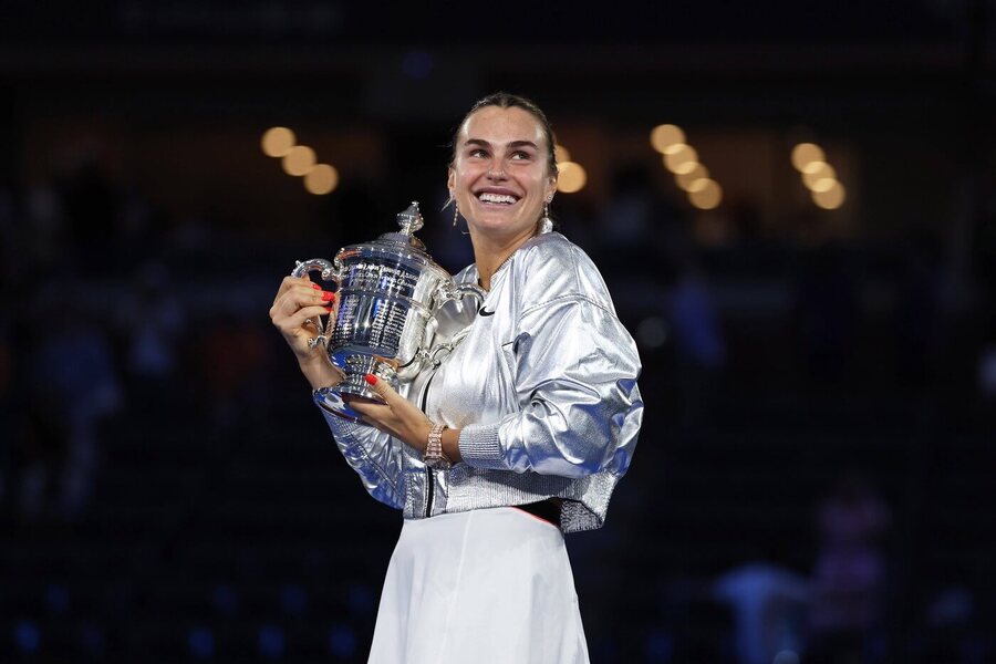 Tenis, WTA, Aryna Sabalenka s trofejí pro vítězku US Open, New York, grandslam