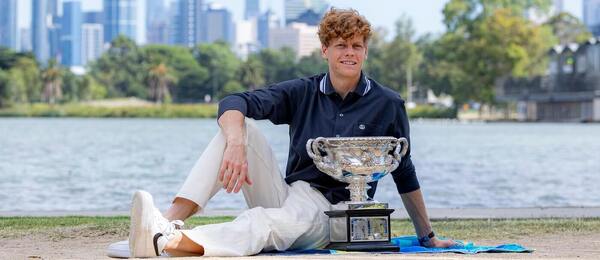 Tenis, ATP, Jannik Sinner s trofejí pro šampiona Australian Open, Melbourne