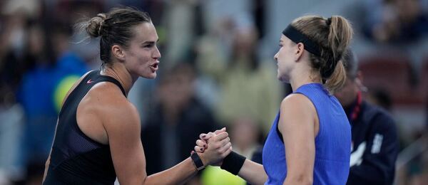 Karolína Muchová nastoupila proti Aryně Sabalence naposledy v říjnu 2024 na turnaji v Pekingu