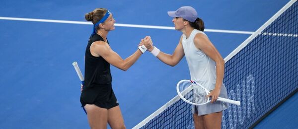 Marie Bouzková a Iga Swiatek před zápasem na turnaji ve Wuhanu 2025