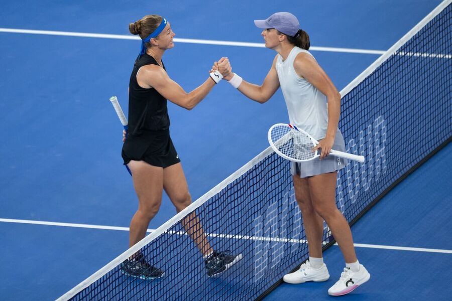Marie Bouzková a&nbsp;Iga Swiatek před zápasem na turnaji ve Wuhanu 2025