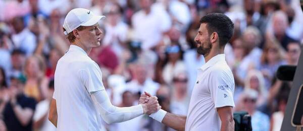 Jannik Sinner a Novak Djokovič na Wimbledonu 2025