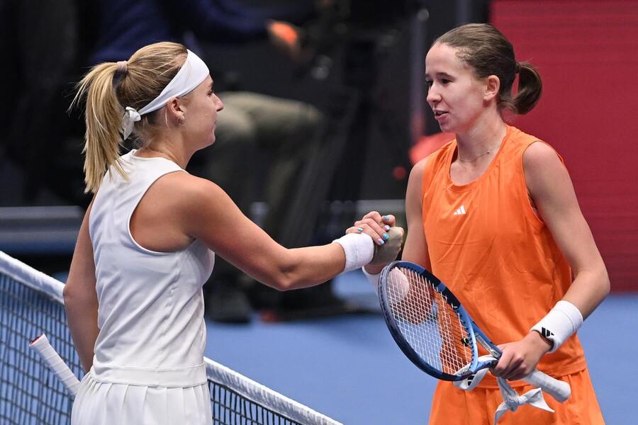 Anna Blinkova a&nbsp;Nikola Bartůňková po zápase na WTA Ostrava 2026
