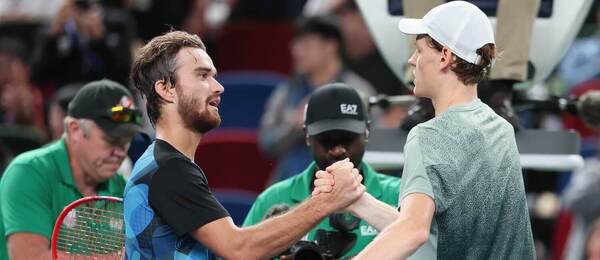 Tomáš Macháč a Jannik Sinner po utkání v Šanghaji