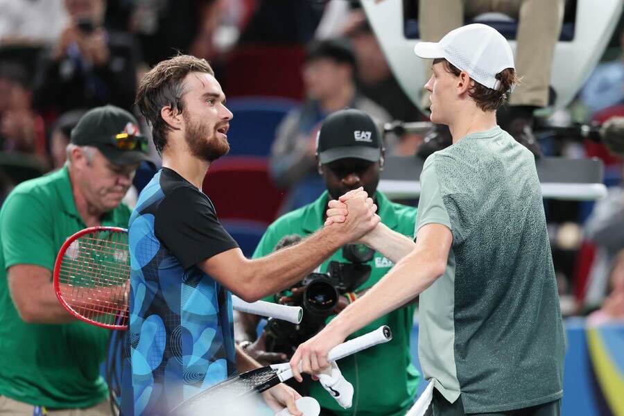 Tomáš Macháč a&nbsp;Jannik Sinner po utkání v&nbsp;Šanghaji
