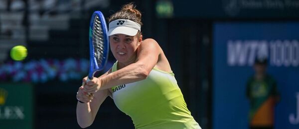 Linda Nosková v akci během 1. kola na turnaji WTA 1000 Dubaj 2026