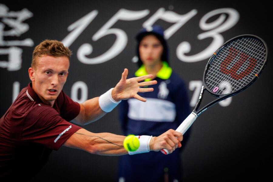 Jiří Lehečka v&nbsp;utkání prvního kola Australian Open 2026 proti Arthurovi Geovi