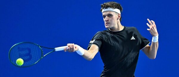 Jakub Menšík během osmifinále turnaje ATP 500 Dauhá 2026