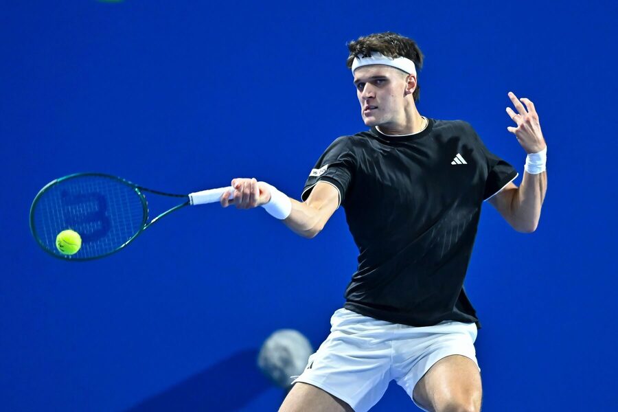 Jakub Menšík během osmifinále turnaje ATP 500 Dauhá 2026
