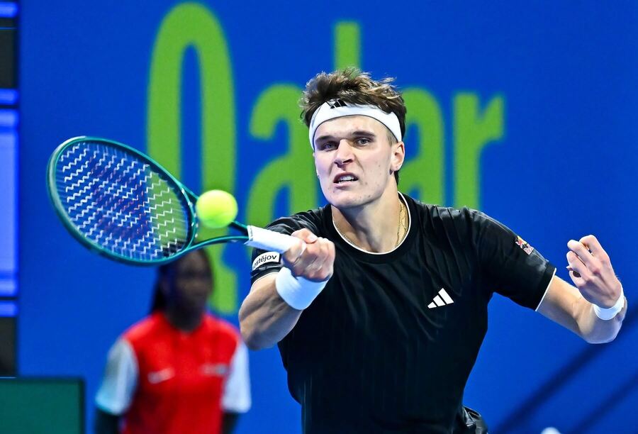 Jakub Menšík na turnaji v&nbsp;Dauhá