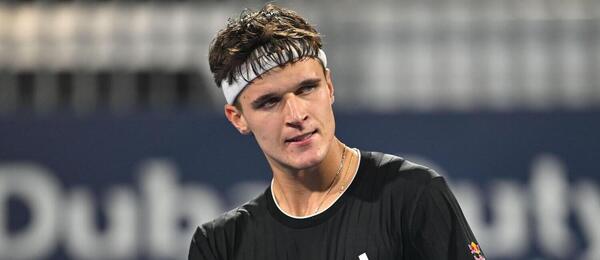 Jakub Menšík během posledního zápasu s Alexeiem Popyrinem na turnaji ATP 500 v Dubaji