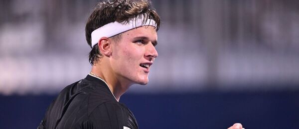 Jakub Menšík v utkání s Alexeiem Popyrinem na pětistovce v Dubaji