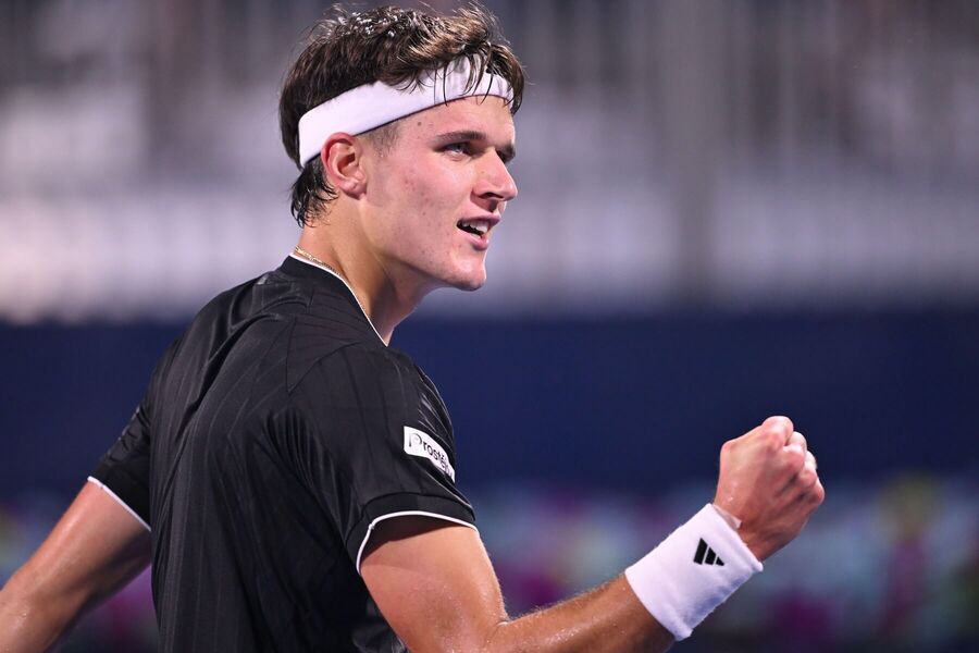 Jakub Menšík v&nbsp;utkání s&nbsp;Alexeiem Popyrinem na pětistovce v&nbsp;Dubaji