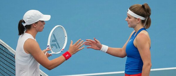 Karolína Muchová a Iga Swiatek na United Cupu 2025