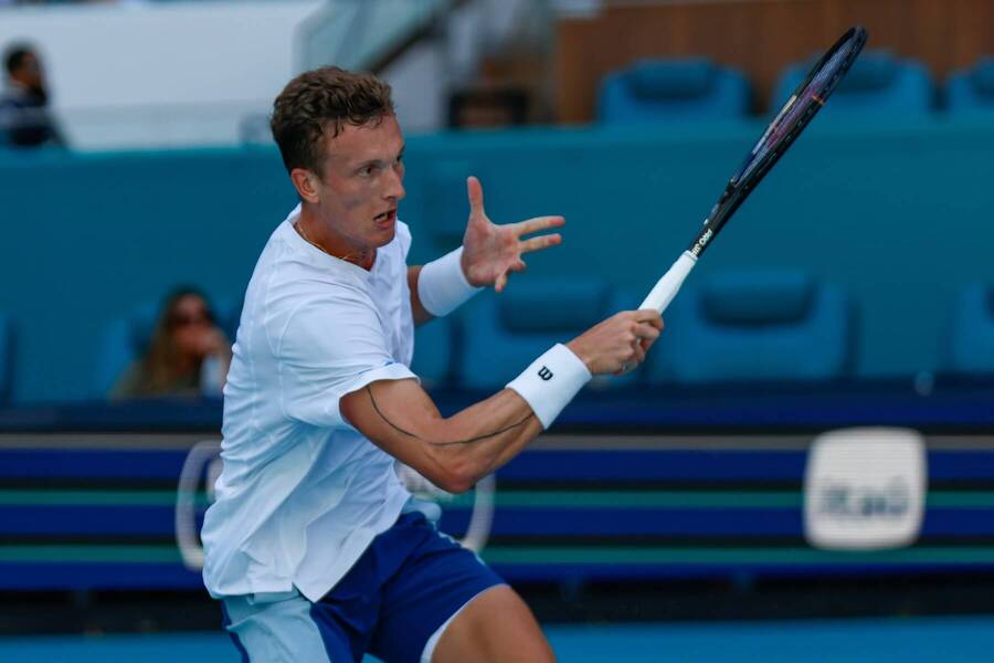 Jiří Lehečka během duelu s&nbsp;Taylorem Fritzem na ATP 1000 Miami 2026