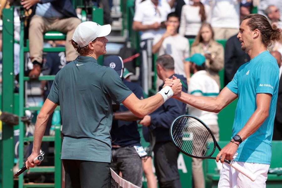 Jannik Sinner a&nbsp;Alexander Zverev po zápase v&nbsp;Monte Carlu