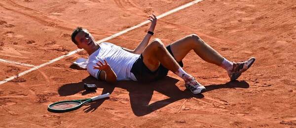 Český hráč Jakub Menšík během utkání 2. kola na French Open 2026