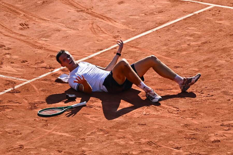 Český hráč Jakub Menšík během utkání 2.&nbsp;kola na French Open 2026