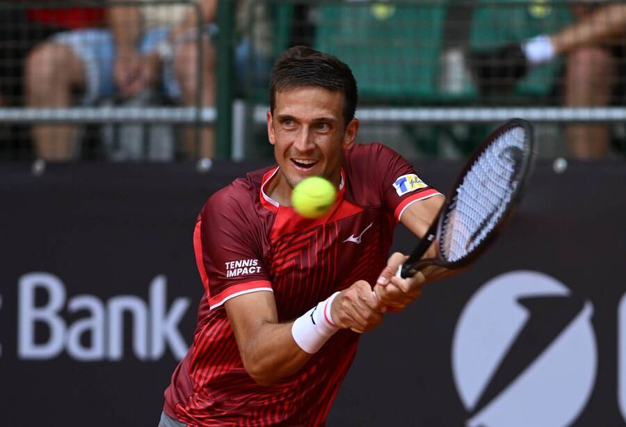 Vít Kopřiva v&nbsp;duelu proti Andreji Martinovi během prostějovského challengeru