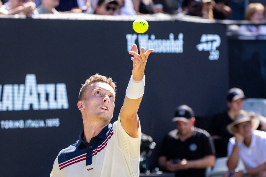 Český tenista Jiří Lehečka při podání ve Stuttgartu