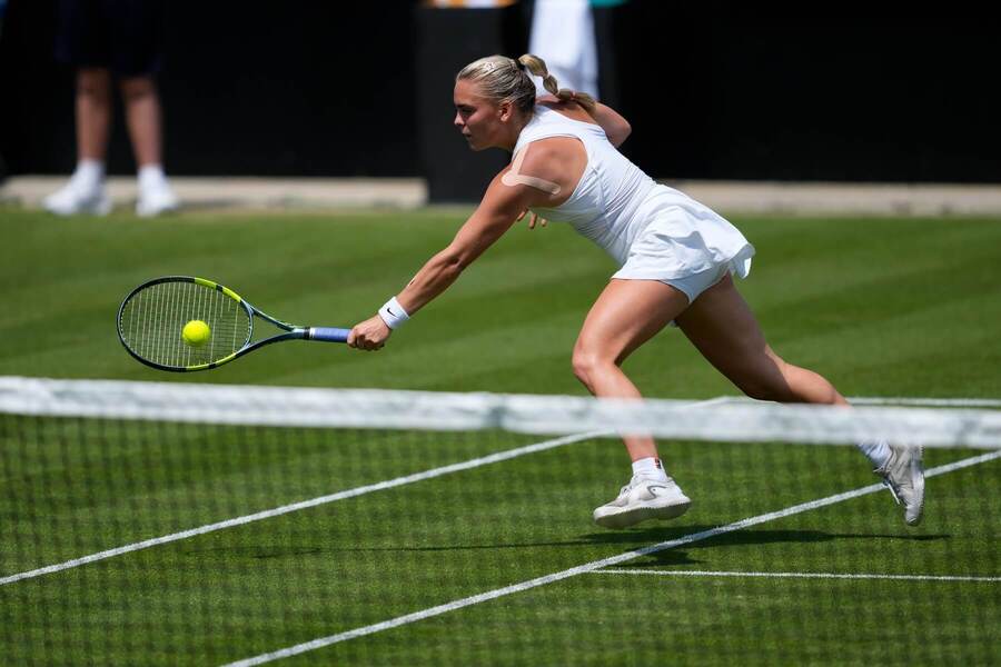 WTA Eastbourne 2026: Sára Bejlek hraje míček