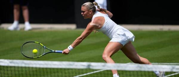 WTA Eastbourne 2026: Sára Bejlek hraje míček