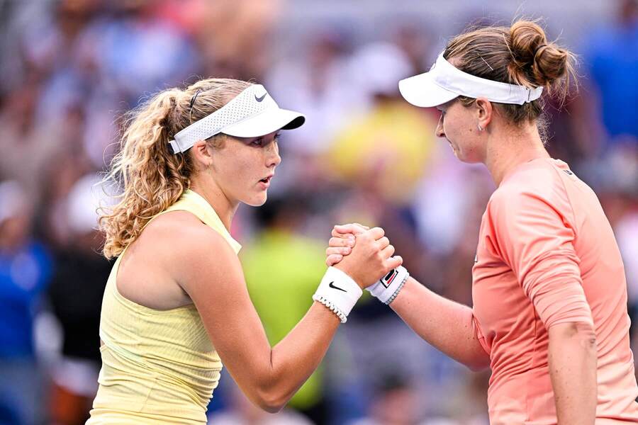 Mirra Andreeva a&nbsp;Barbora Krejčíková po zápase na Australian Open 2024
