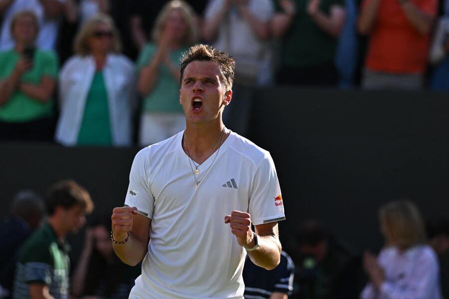 Jakub Menšík po vítězství v&nbsp;1. kole Wimbledonu 2026 nad Tobym Samuelem