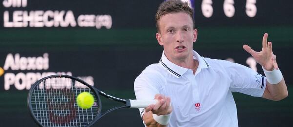 Jiří Lehečka během úvodního zápasu na Wimbledonu 2026 proti Alexeii Popyrinovi