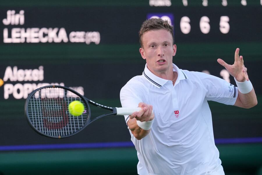 Jiří Lehečka během úvodního zápasu na Wimbledonu 2026 proti Alexeii Popyrinovi