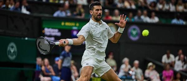 Novak Djoković během utkání proti Stefanosi Tsitsipasovi na Wimbledonu 2026