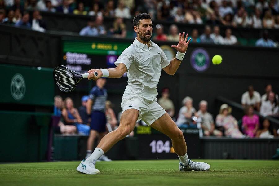 Novak Djoković během utkání proti Stefanosi Tsitsipasovi na Wimbledonu 2026