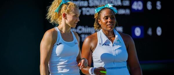 Kateřina Siniaková a Taylor Townsend během 1. kola ženské čtyřhry na Wimbledonu 2026