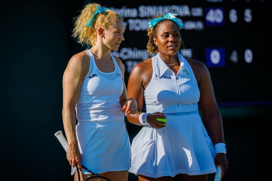 Kateřina Siniaková a&nbsp;Taylor Townsend během 1.&nbsp;kola ženské čtyřhry na Wimbledonu 2026