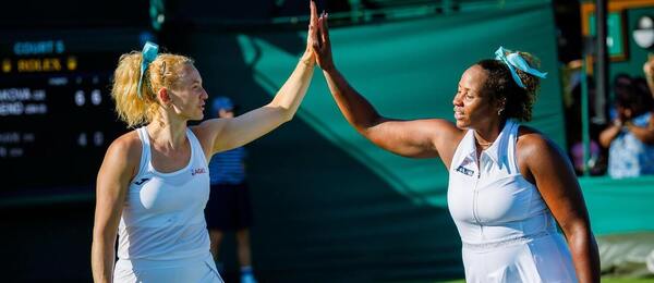 Kateřina Siniaková s Taylor Townsend v zápase 1. kola Wimbledonu 2026