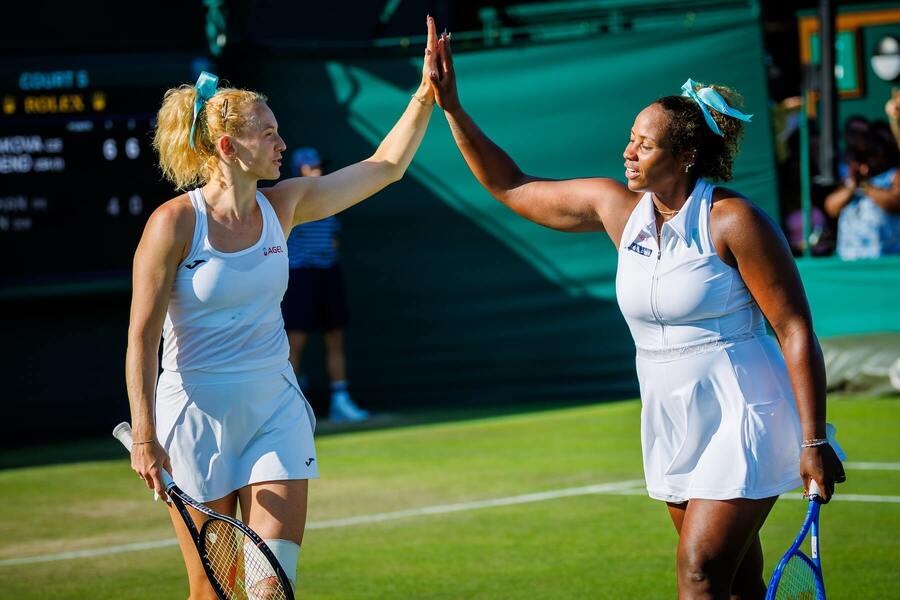Kateřina Siniaková s&nbsp;Taylor Townsend v&nbsp;zápase 1.&nbsp;kola Wimbledonu 2026