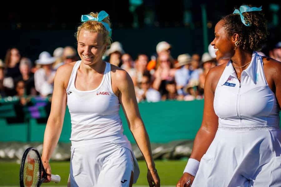 Kateřina Siniaková a&nbsp;Taylor Townsend v&nbsp;prvním kole Wimbledonu 2026