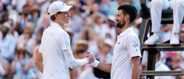 Jannik Sinner a Novak Djoković si podávají ruce po semifinále Wimbledonu 2025