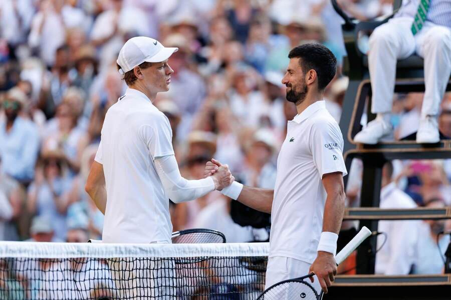 Jannik Sinner a&nbsp;Novak Djoković si podávají ruce po semifinále Wimbledonu 2025