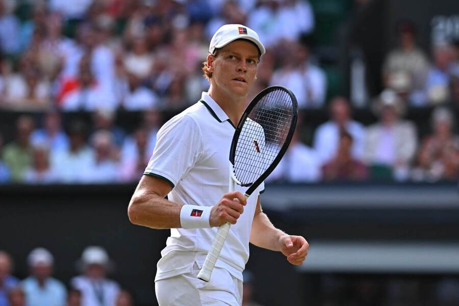 Světová jednička Jannik Sinner během semifinálového střetnutí na Wimbledonu 2026