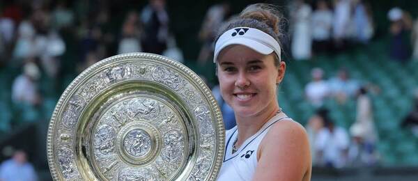 Linda Nosková s trofejí pro vítězku ženské dvouhry na Wimbledonu