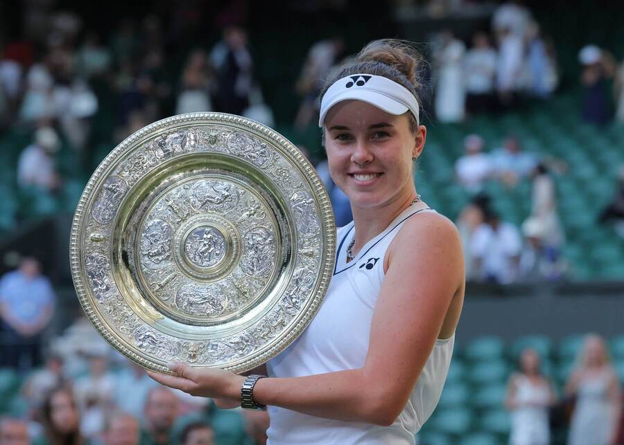 Linda Nosková s&nbsp;trofejí pro vítězku ženské dvouhry na Wimbledonu