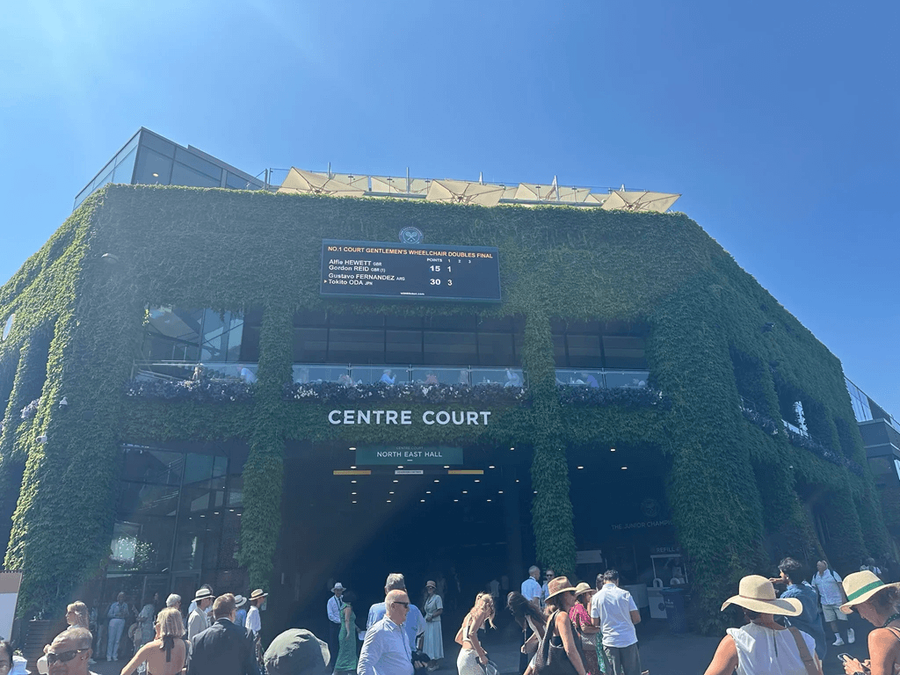 All England Club v&nbsp;Londýně, vchod k&nbsp;centrálnímu kurtu v&nbsp;den vítězství Lindy Noskové ve dvouhře žen na Wimbledonu 2026