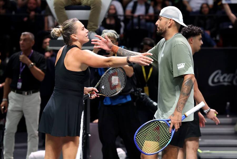 Aryna Sabalenka a&nbsp;Nick Kyrgios na exhibici v&nbsp;Dubaji, prosinec 2025