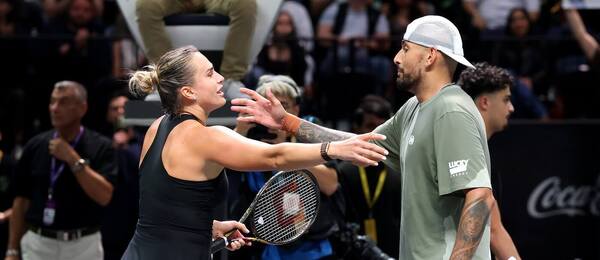 Aryna Sabalenka a Nick Kyrgios na exhibici v Dubaji, prosinec 2025