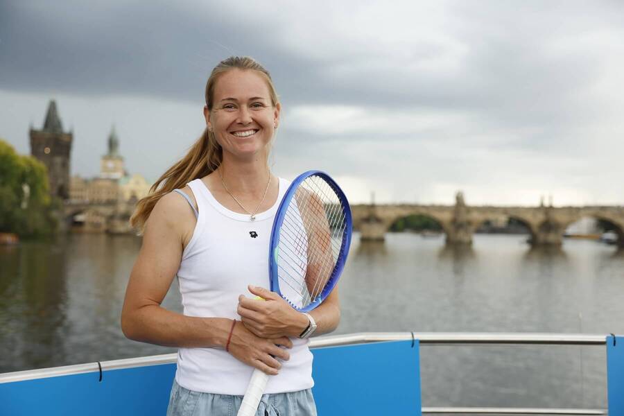 Marie Bouzková pózuje na Vltavě v&nbsp;rámci propagace turnaje WTA Prague Open 2026