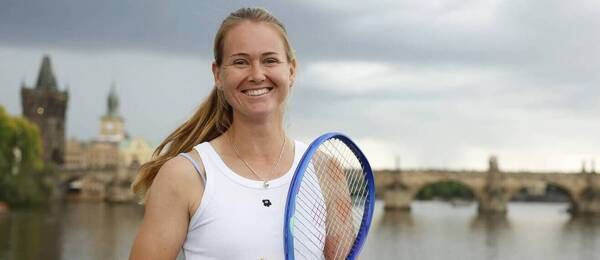 Marie Bouzková pózuje na Vltavě v rámci propagace turnaje WTA Prague Open 2026