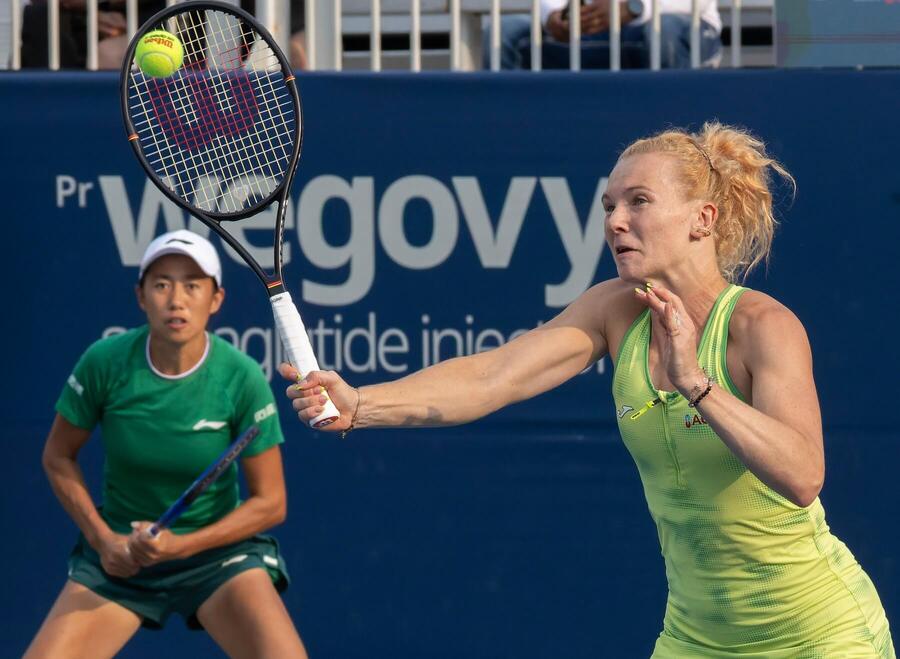 Shuai Zhang a&nbsp;Kateřina Siniaková během čtvrtfinále WTA 1000 Toronto 2026