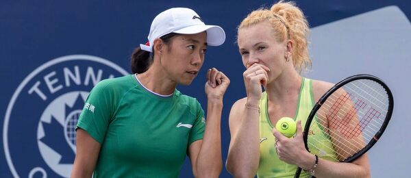 Shuai Zhang a Kateřina Siniaková během semifinále debla na WTA 1000 Toronto 2026