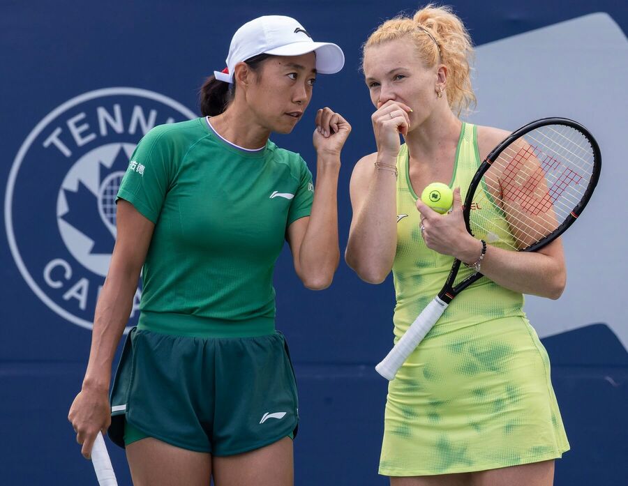 Shuai Zhang a&nbsp;Kateřina Siniaková během semifinále debla na WTA 1000 Toronto 2026